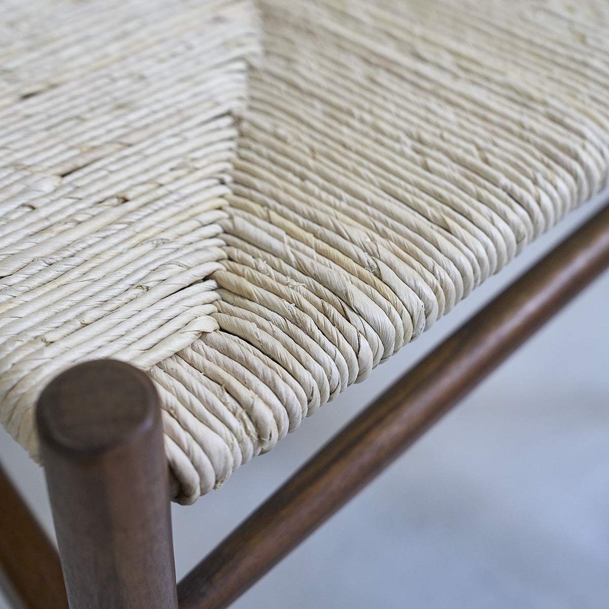 CAMILLE - Stuhl aus massivem Mindi mit Walnuss-Finish und Naturseil
