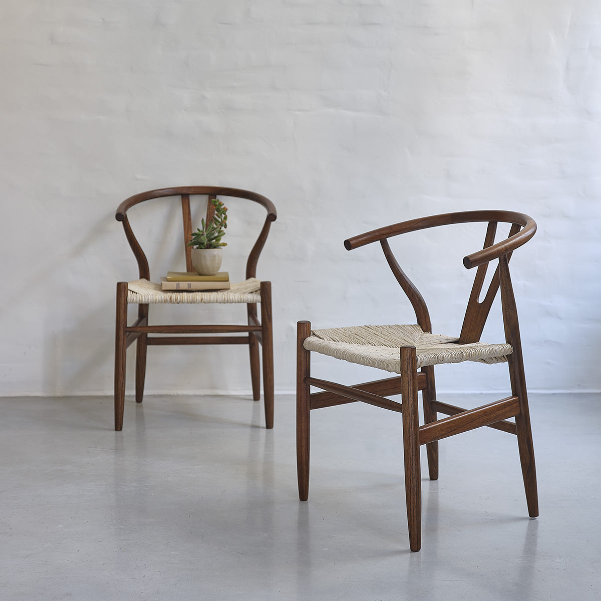 CAMILLE - Stuhl aus massivem Mindi mit Walnuss-Finish und Naturseil