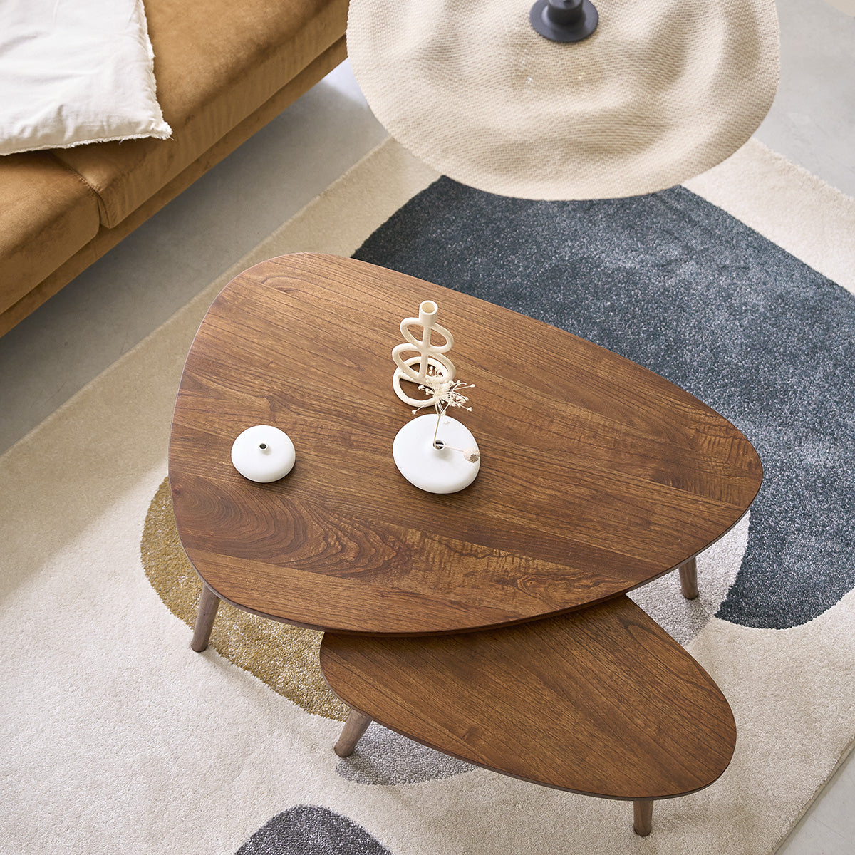 BRUNE - Set aus Couchtischen aus massivem Mindi mit Walnuss-Finish