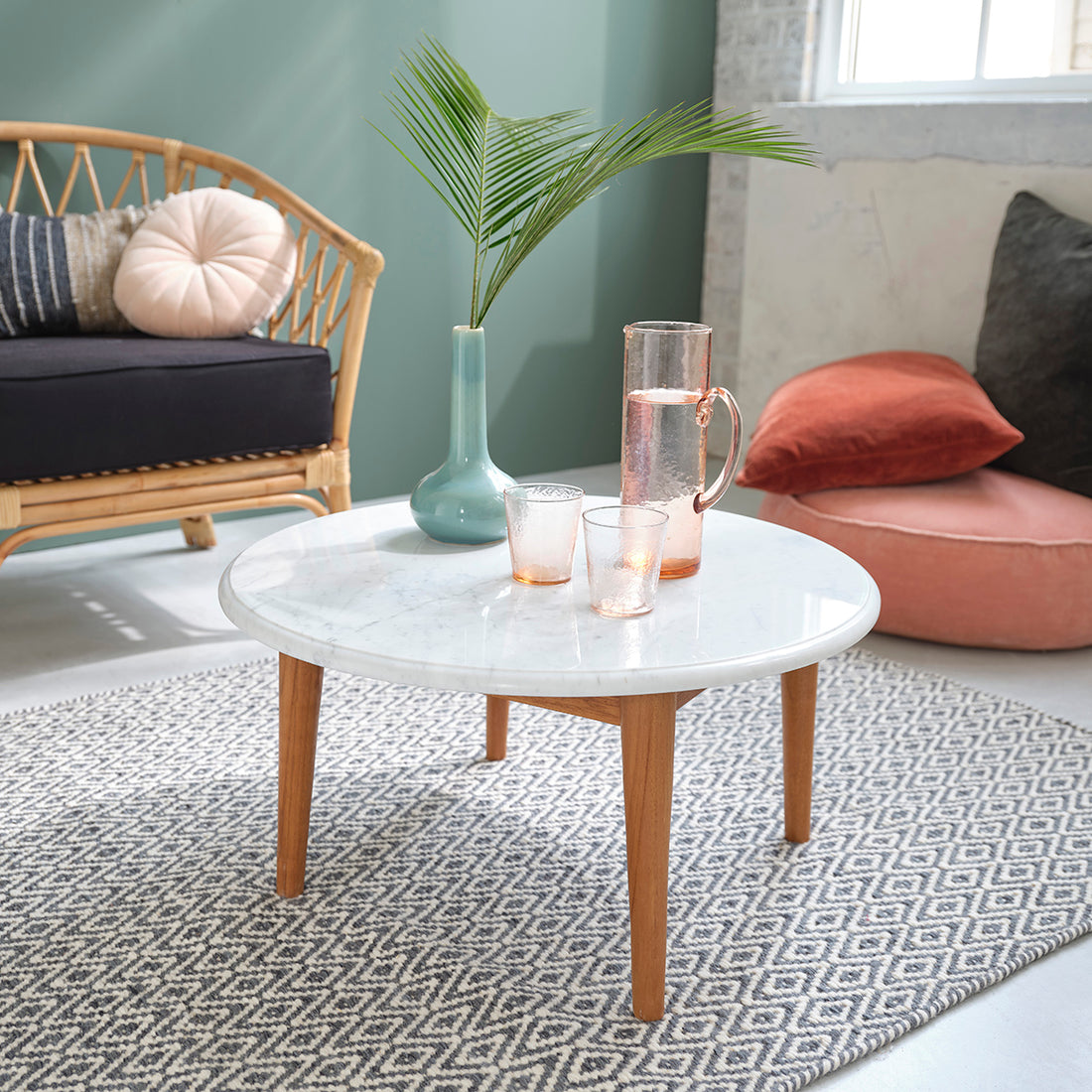 Couchtisch aus Marmor und massivem Teakholz Ø 70 cm