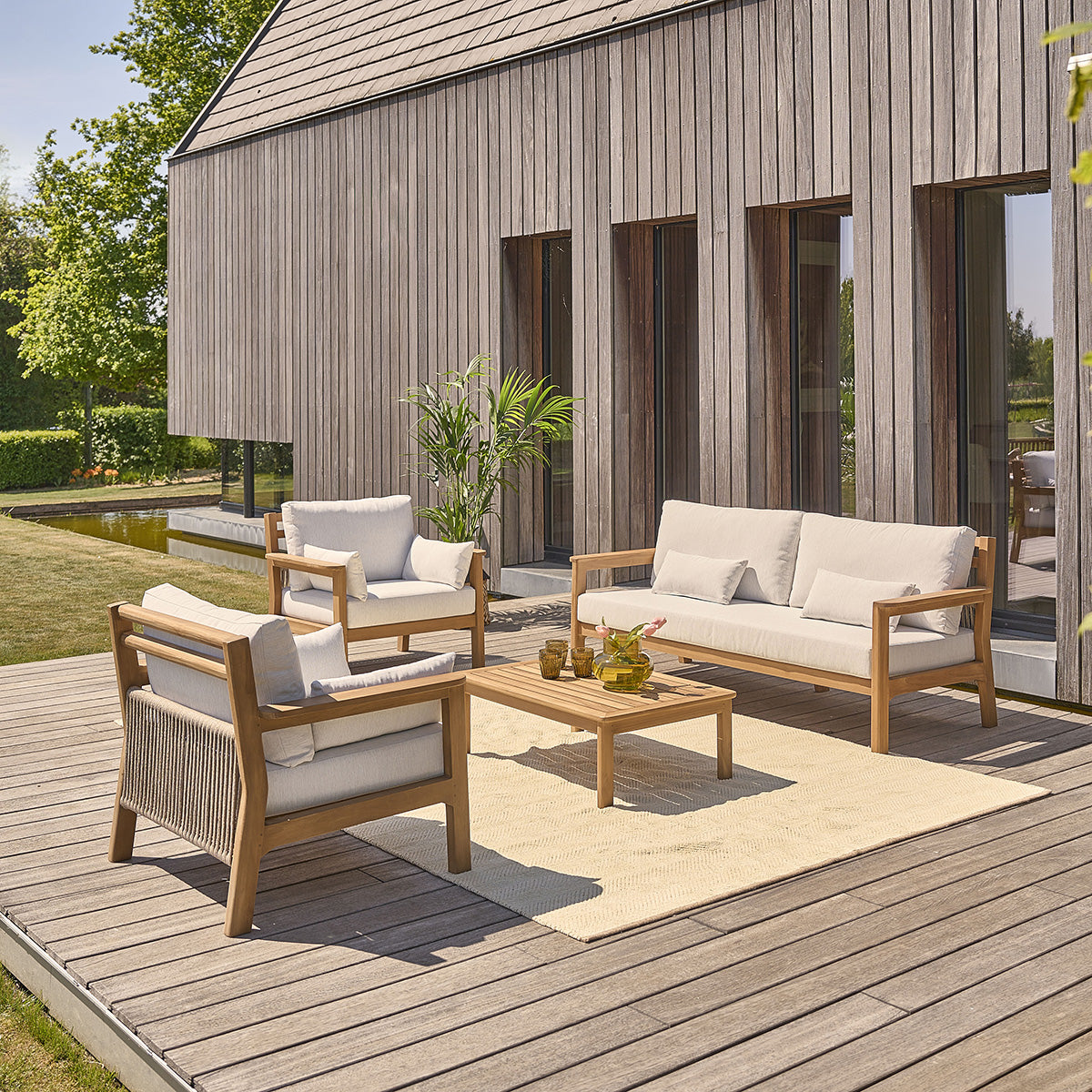 MAORA - Niedrige Gartenmöbel aus massivem Teakholz mit Kissen