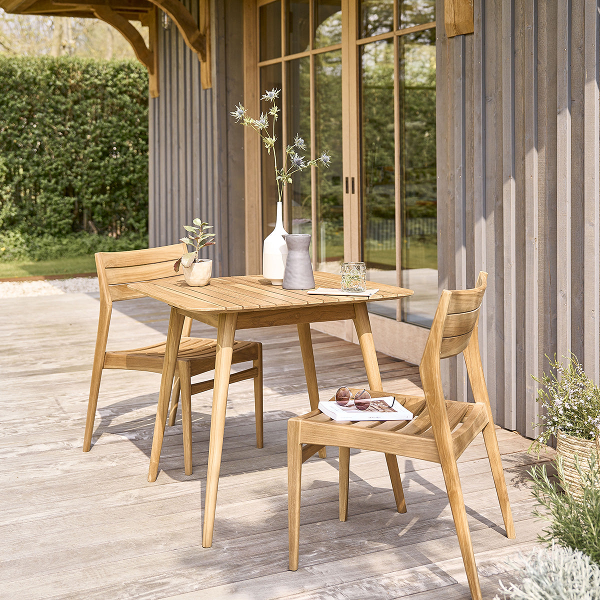 APRIL - Quadratischer Gartentisch aus massivem Teakholz für 2 bis 4 Pers.