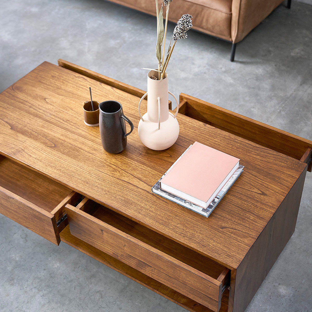 MILO - Couchtisch aus massivem Mindiholz mit Nussbaum-Oberfläche, 140 cm