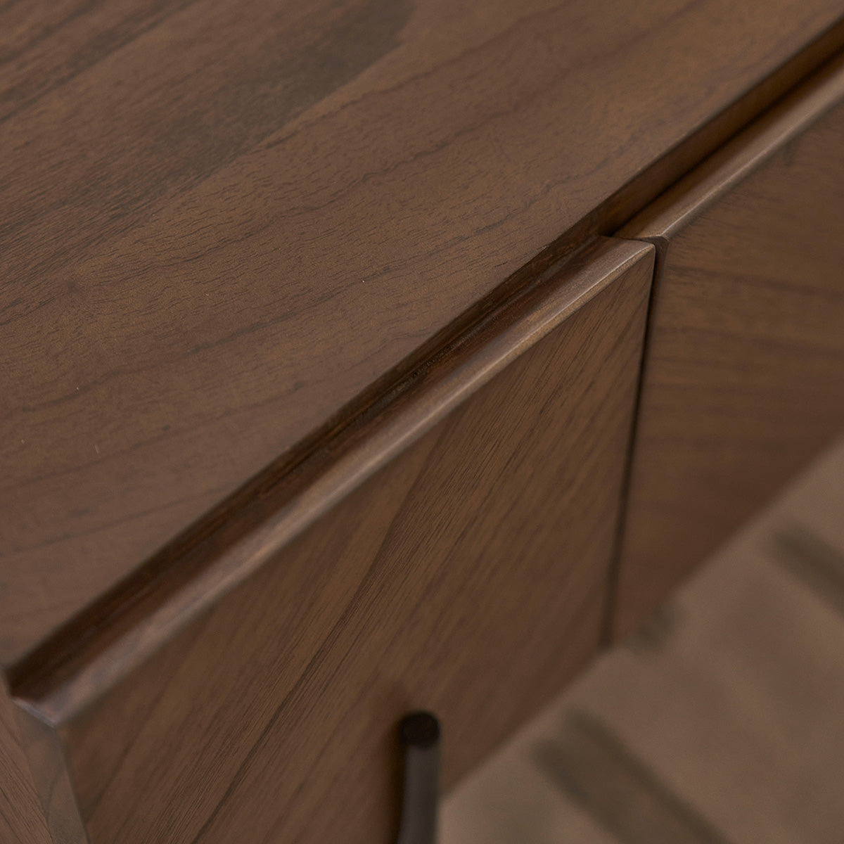 CALIX - Massiver Mindi Couchtisch mit Metallbeinen 120 cm