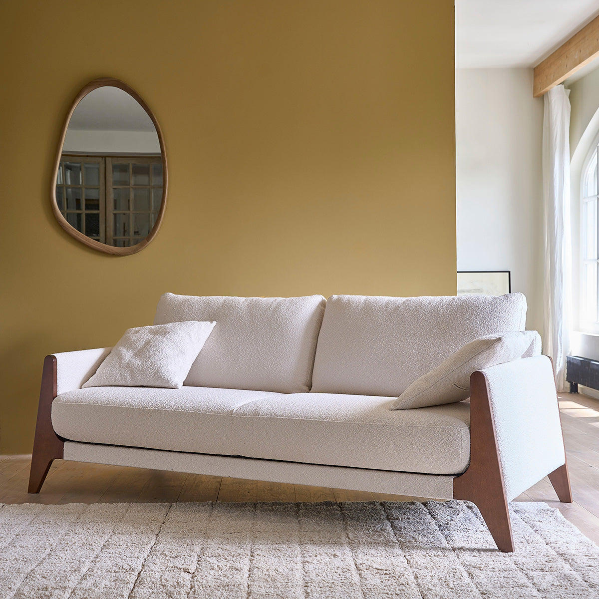 ONDINE - Gerades 3-Sitzer-Sofa aus Massivholz und weißem Bouclé-Stoff