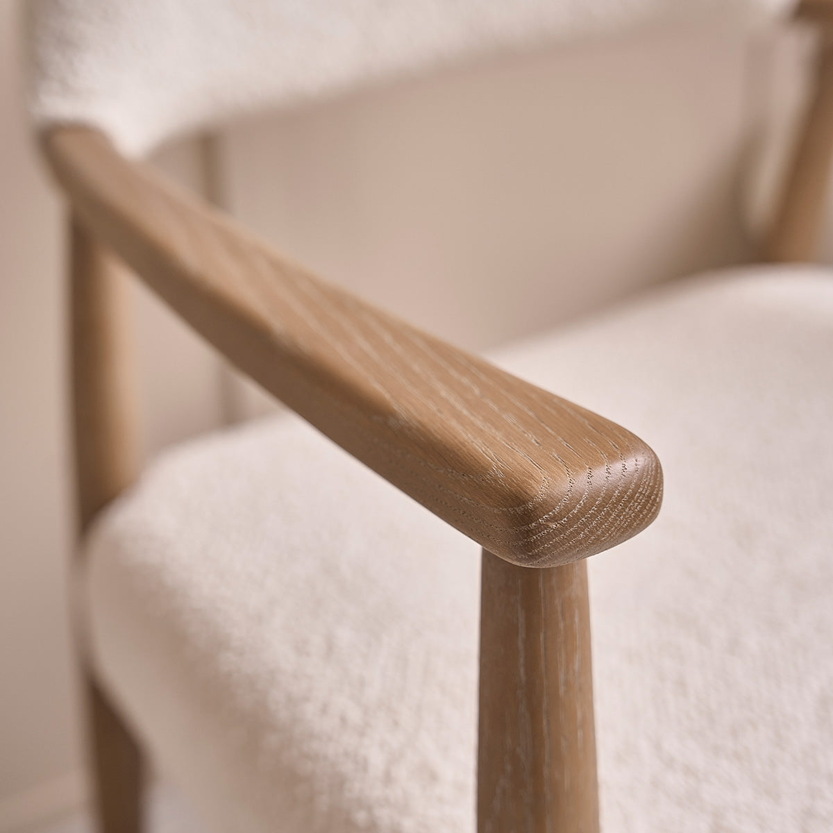 LUISA - Set aus 2 Stühlen aus Eichenholz und Bouclé-Stoff