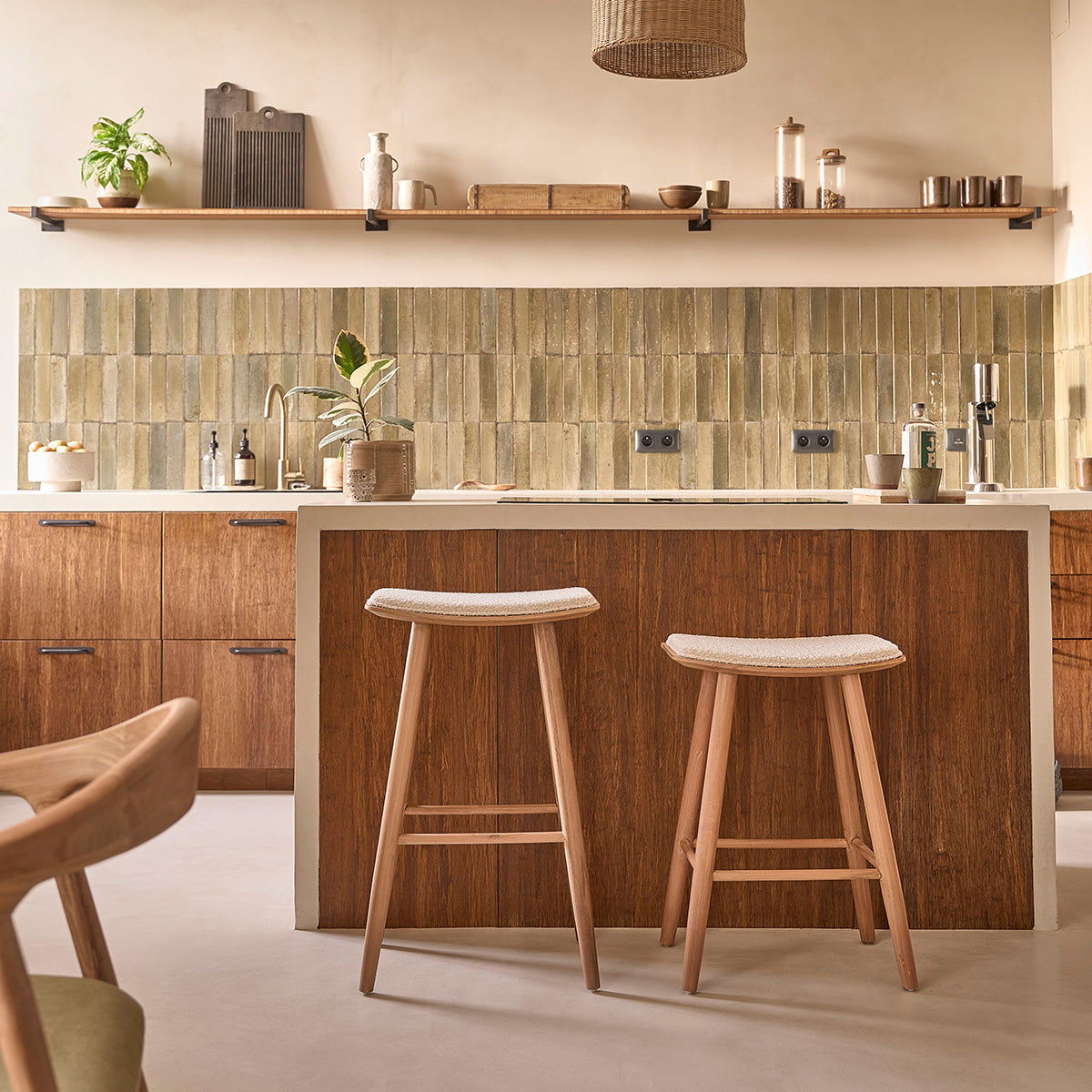 AMBRE - Set aus 2 Hockern aus massivem Teakholz und Bouclé-Sitz 75 cm