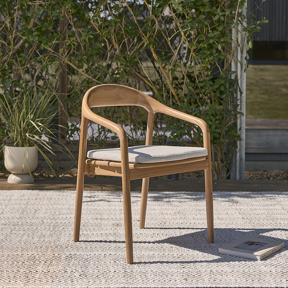 AMBRE - Gartensessel aus massivem Teakholz mit grauem Kissen