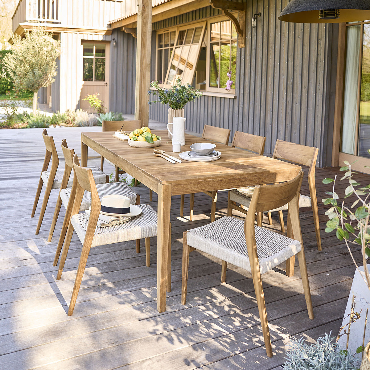 LIVIE - Gartenmöbel aus massivem Teakholz und mit beigem Seilsitz für 8 Pers.