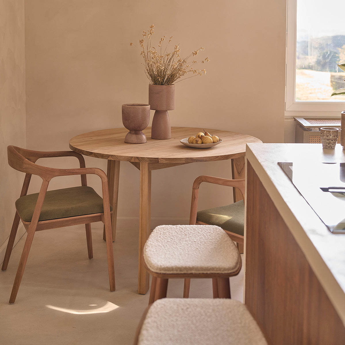 AMBRE - Set aus 2 Hockern aus massivem Teakholz und Bouclé-Sitz 75 cm