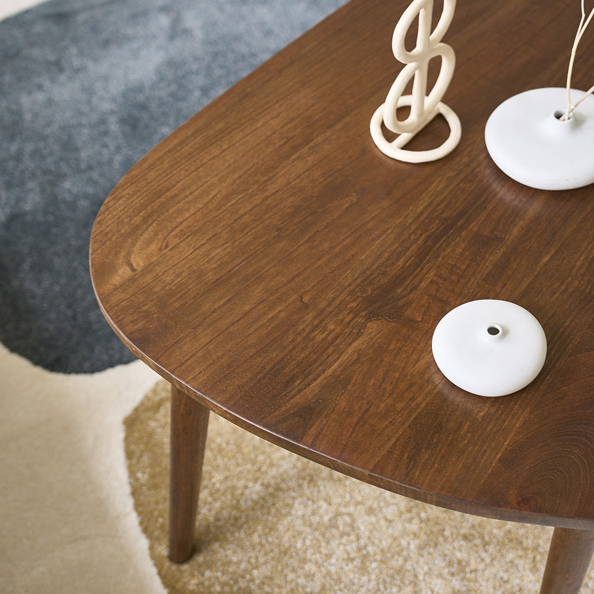 BRUNE - Couchtisch aus massivem Mindy mit Nussbaum-Oberfläche 100 cm