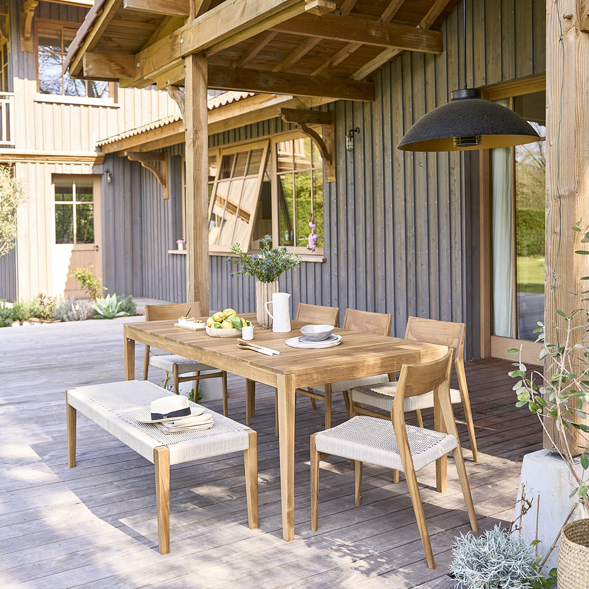 LIVIE - Gartensessel aus massivem Teakholz und mit beigem Rohrgeflecht (2er Set)