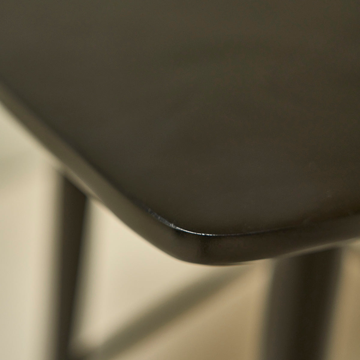 AMBRE - Set aus 2 Hockern aus massivem Teakholz schwarz 65 cm