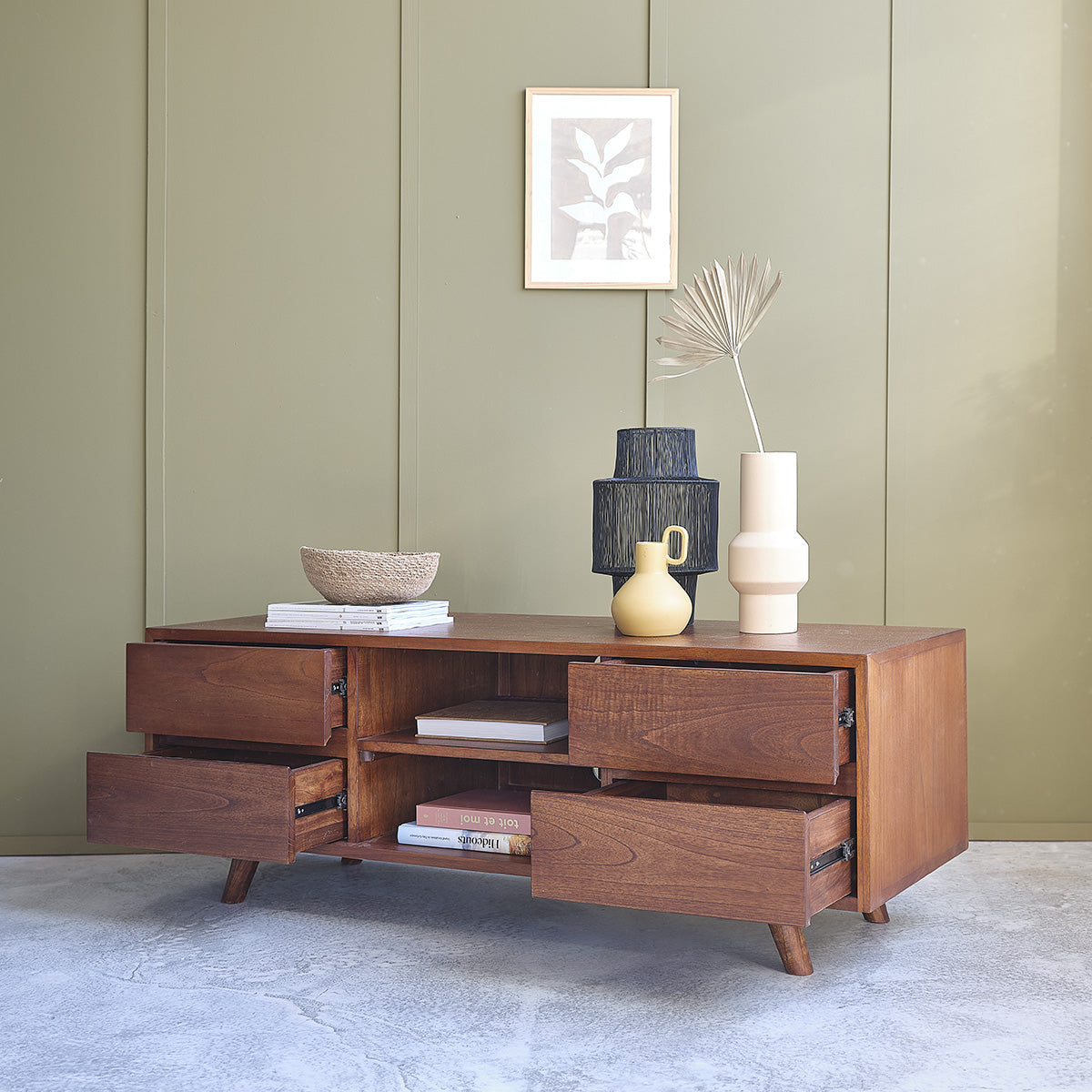 MILO - TV-Möbel aus massivem Mindiholz mit Nussbaum-Oberfläche, 140 cm