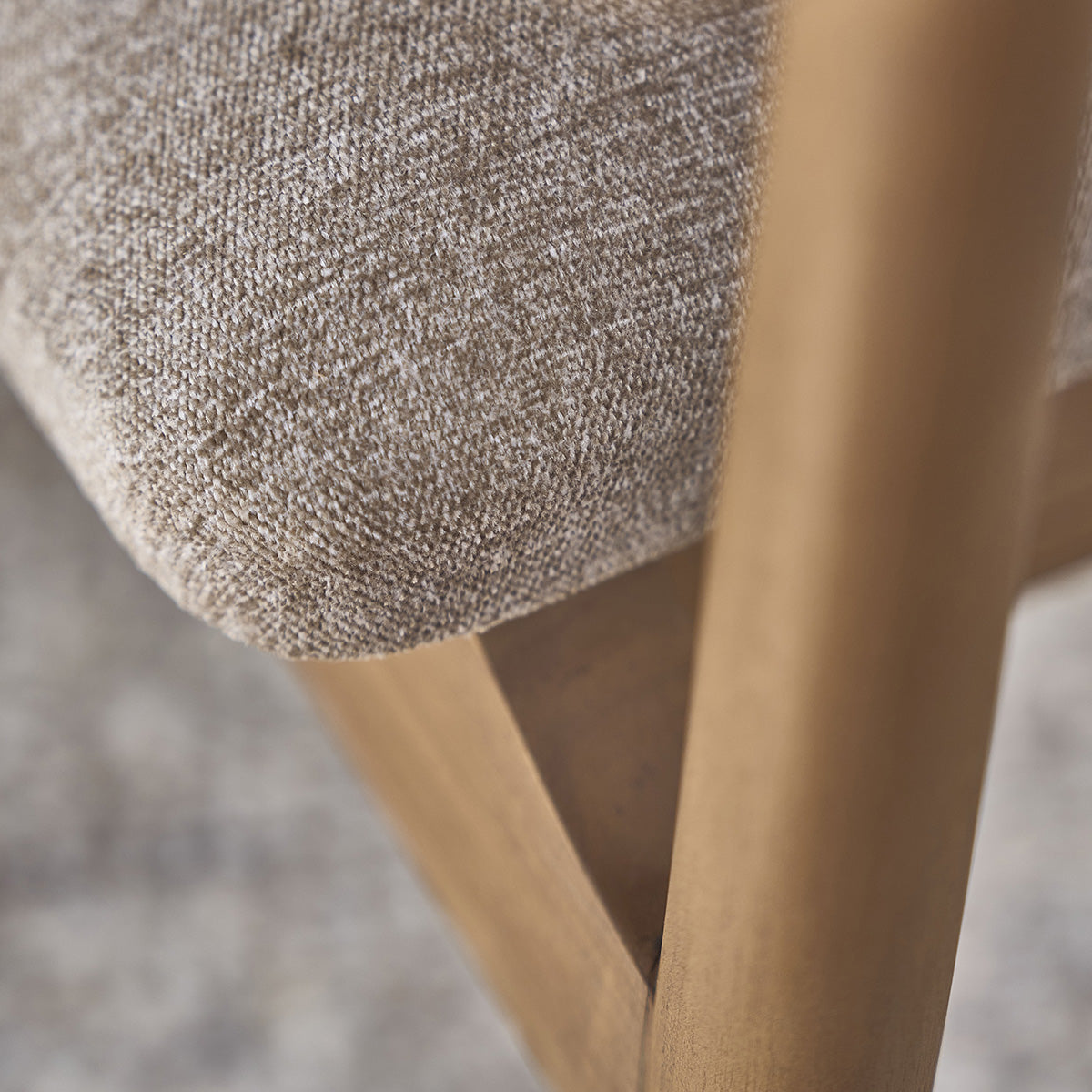 SABI - Sessel aus massivem Teakholz, Rohrgeflecht und Stoff in Greige (Kombination aus grau und beige)