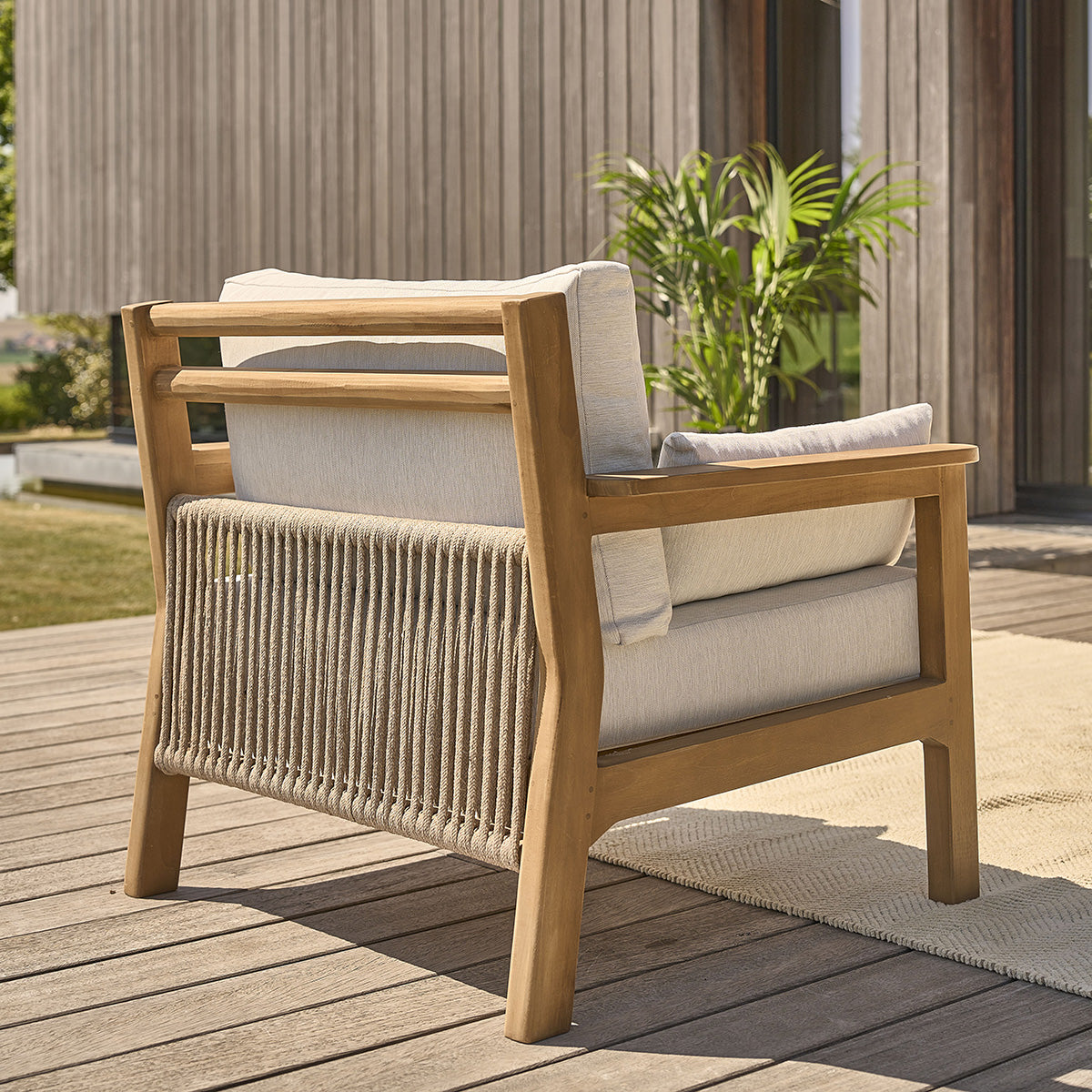 MAORA - Niedrige Gartenmöbel aus massivem Teakholz mit Kissen