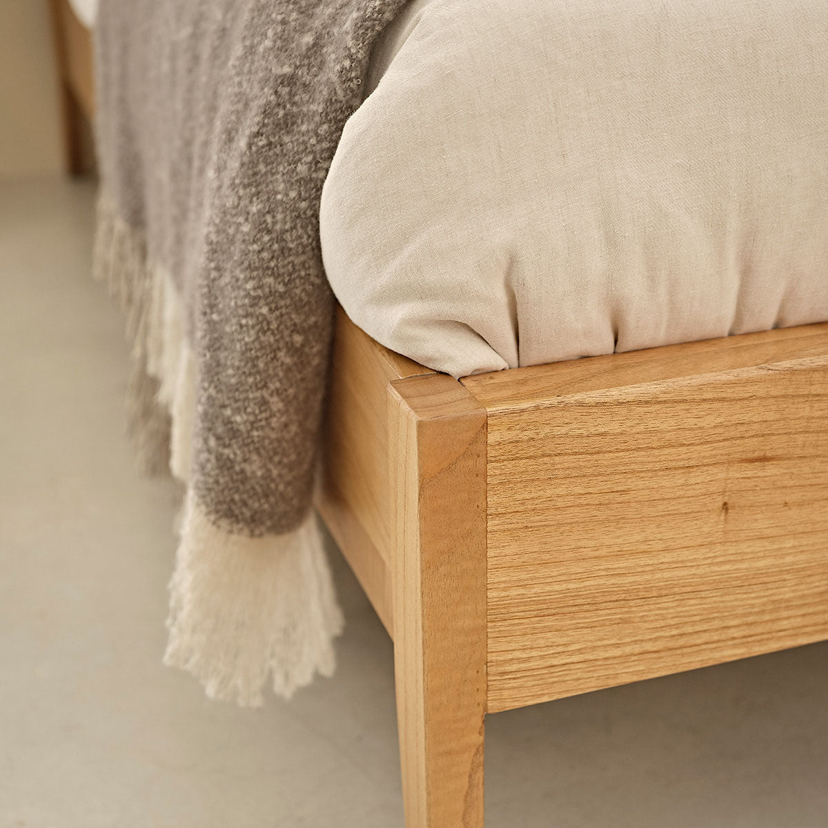 PIA - Bett aus massivem Mindi 160 cm, mit Lattenrost