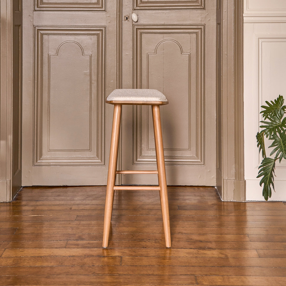 AMBRE - Barhocker aus massivem Teakholz Bouclé-Sitz 75 cm