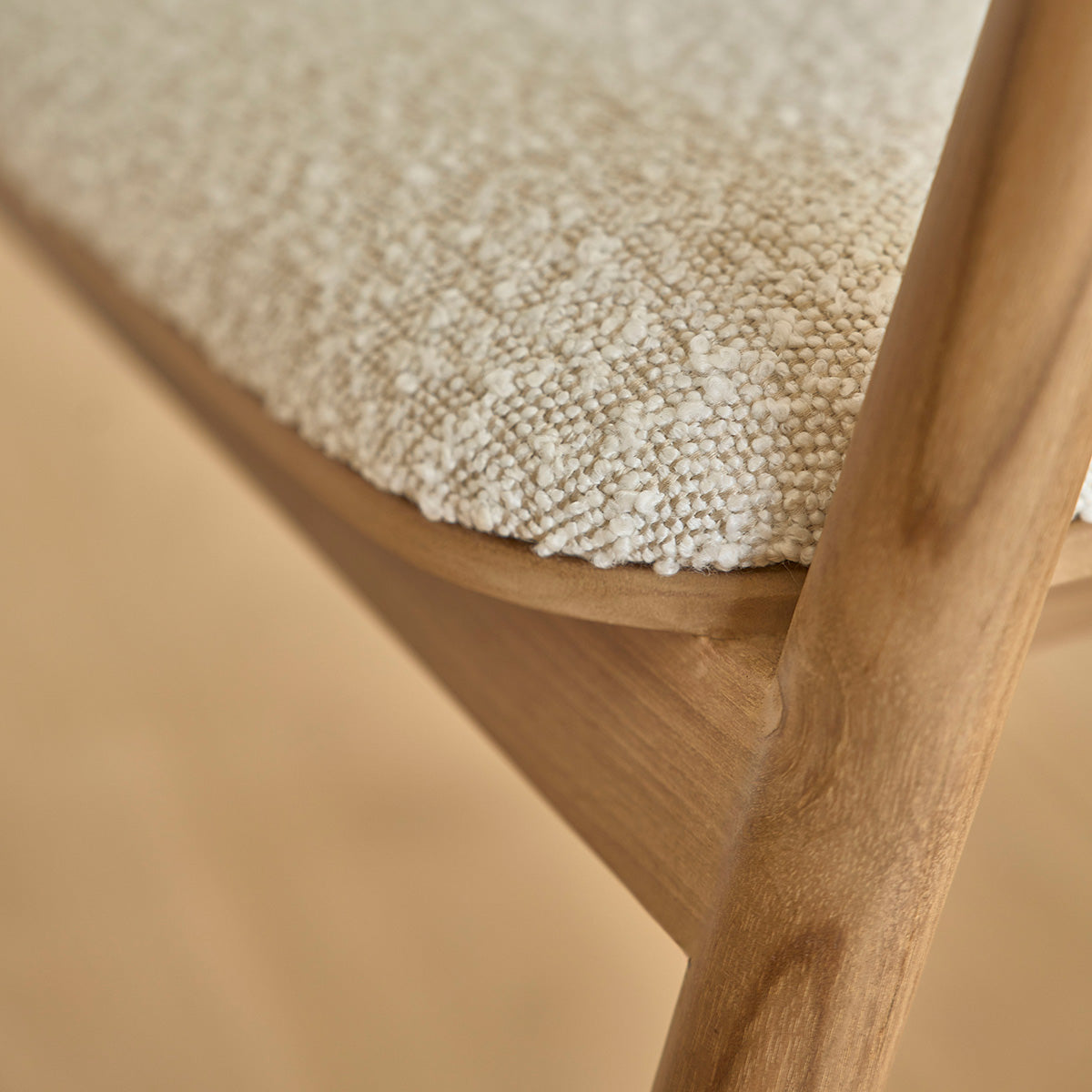 AMBRE - Stuhl aus massivem Teakholz mit Sitzfläche aus Bouclé-Stoff