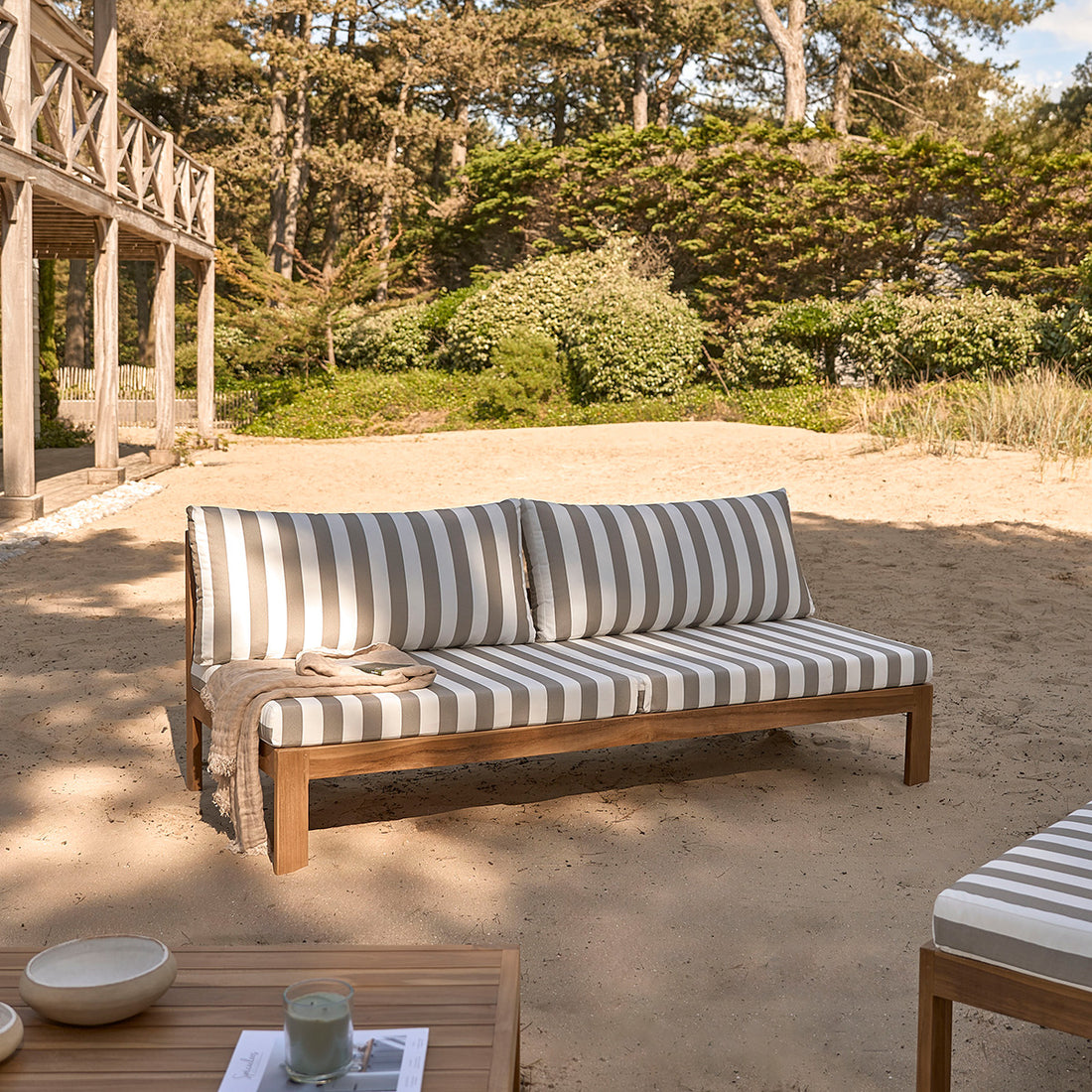 PALMA - Gartensofa aus massivem Teakholz, gestreift