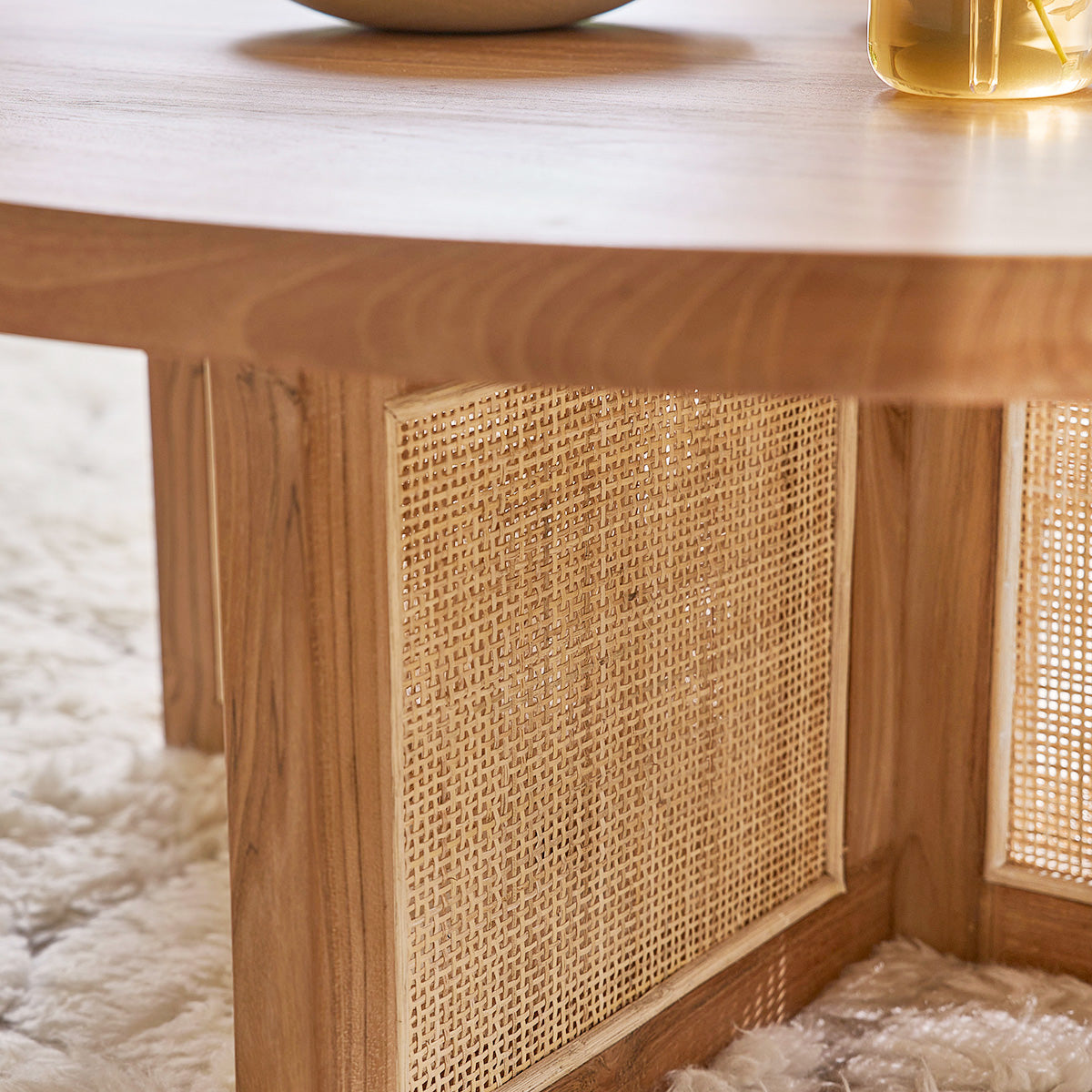 MARCEAU - Couchtisch aus massivem Teakholz mit Geflecht-Sockel Ø 100 cm