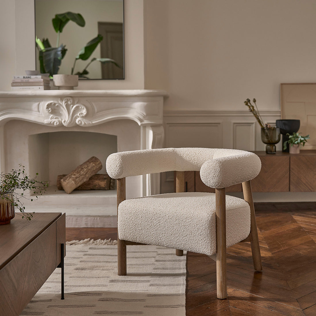 DUNE - Runder Sessel aus Eichenholz und naturfarbenem Bouclé-Stoff