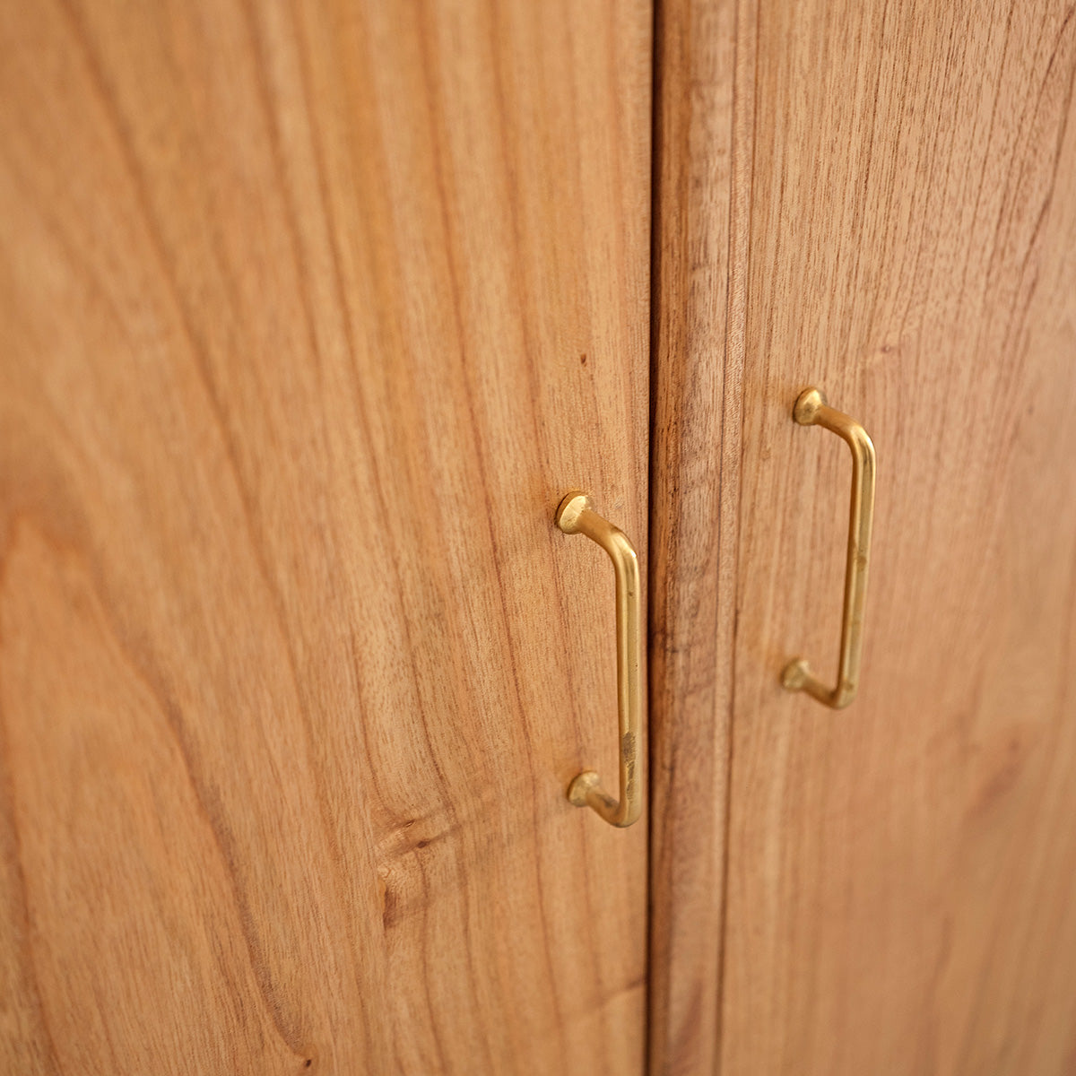 PIA - Schrank aus massivem Mindi 180 cm