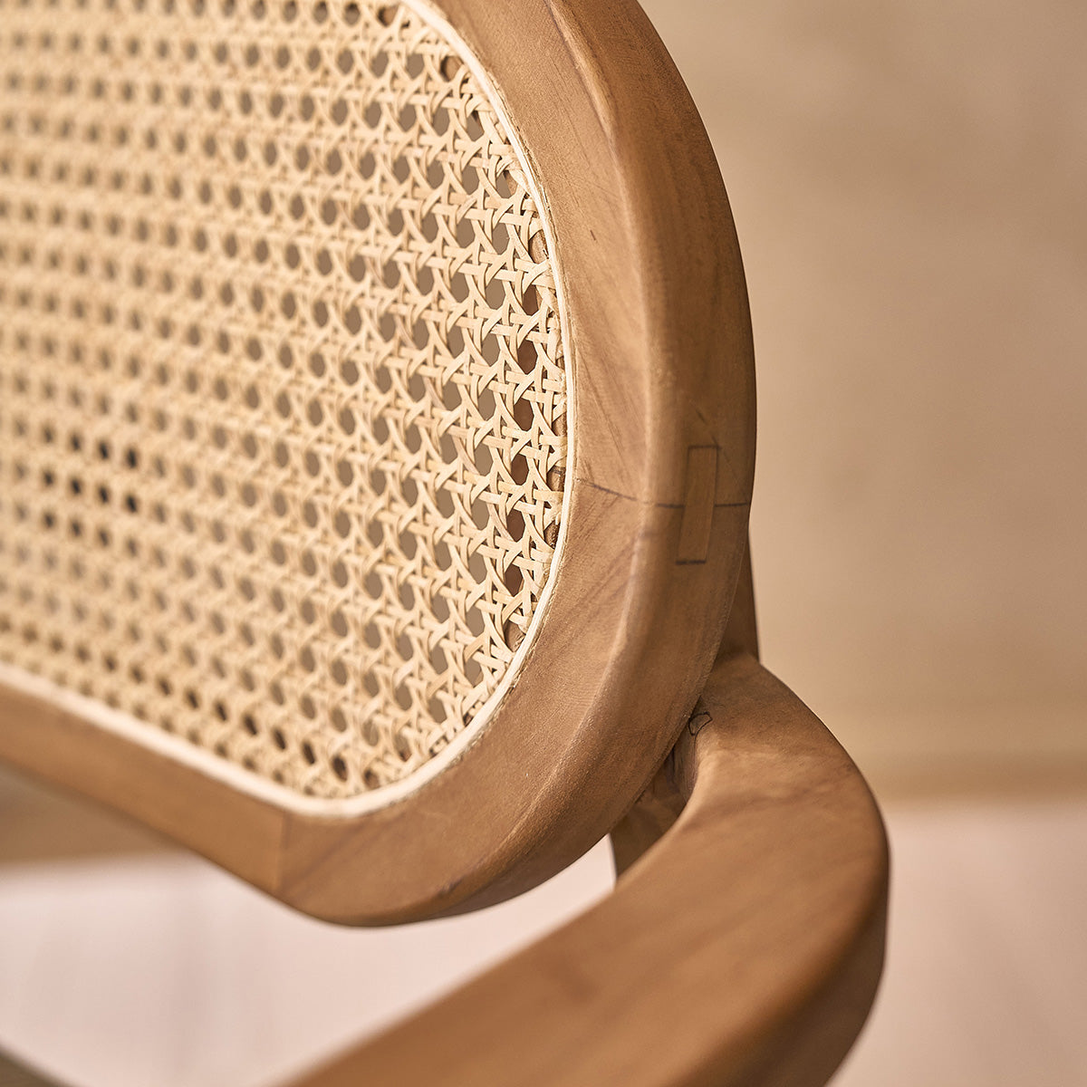 SABI - Sessel aus massivem Teakholz, Rohrgeflecht und khakifarbenem Cordstoff