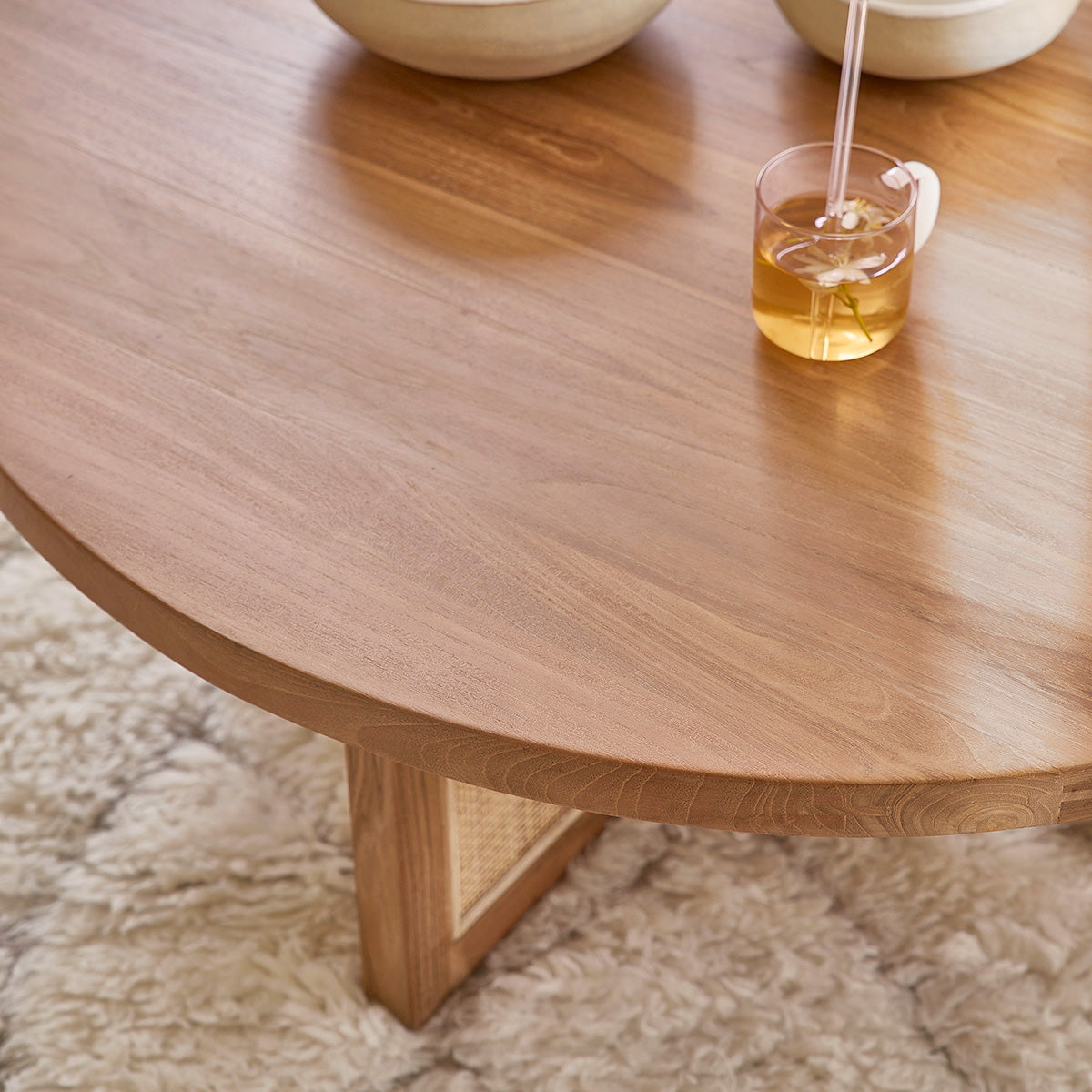 MARCEAU - Couchtisch aus massivem Teakholz mit Geflecht-Sockel Ø 100 cm