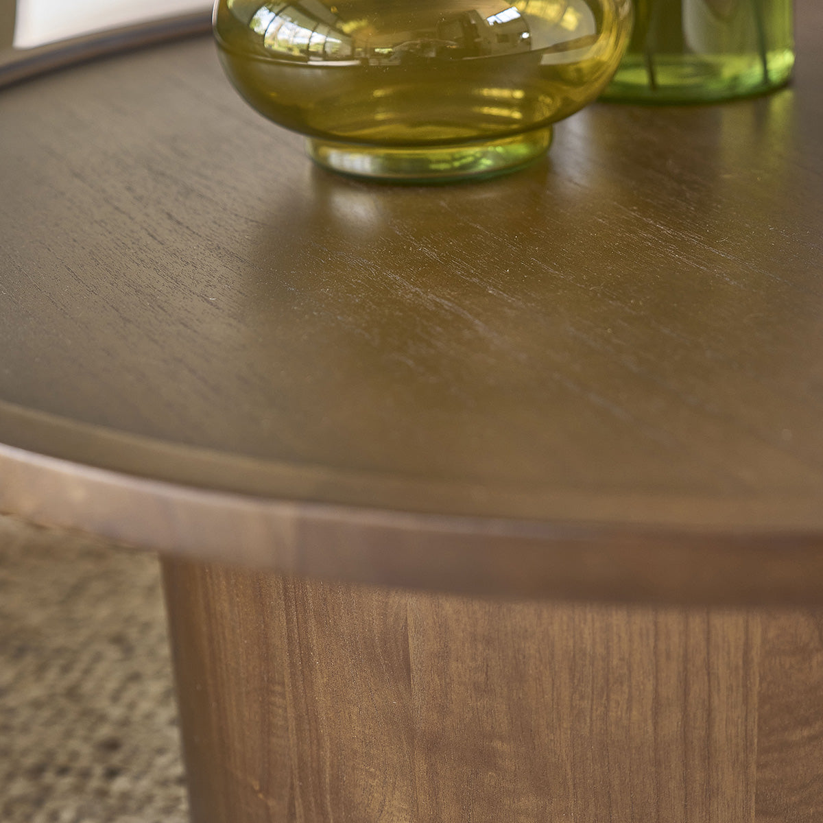 SOLÈNE - Runder Couchtisch aus massivem Mindi in Walnuss-Finish Ø 100 cm