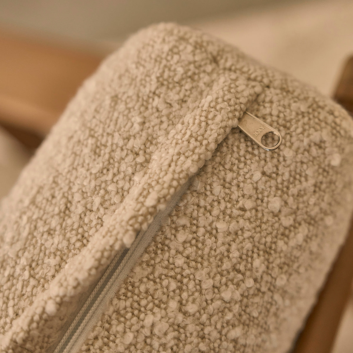 SERENE - Sessel aus massivem Teakholz mit Bouclé-Sitzfläche