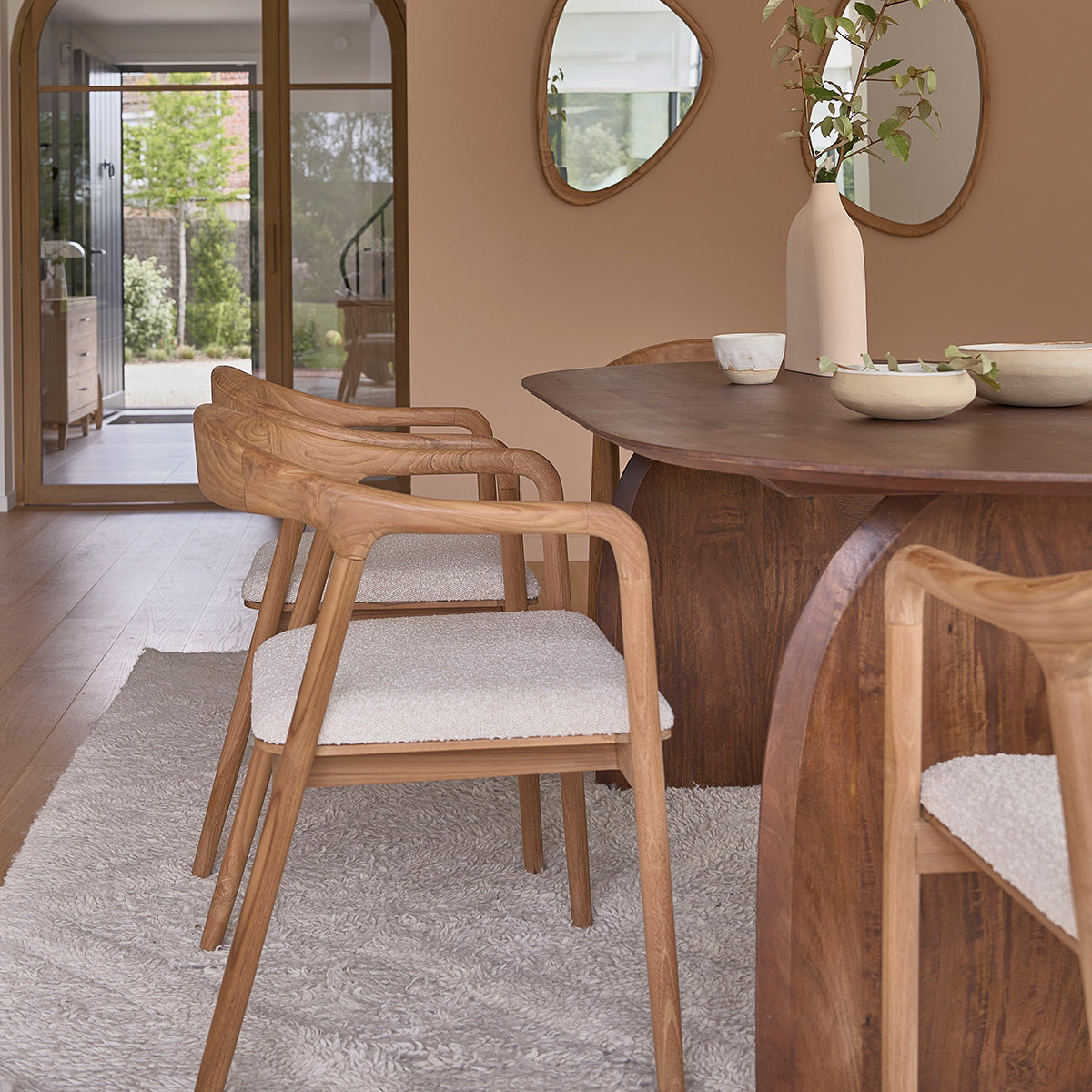 AMBRE - Set aus 2 Stühlen aus massivem Teakholz mit Boucle-Sitz