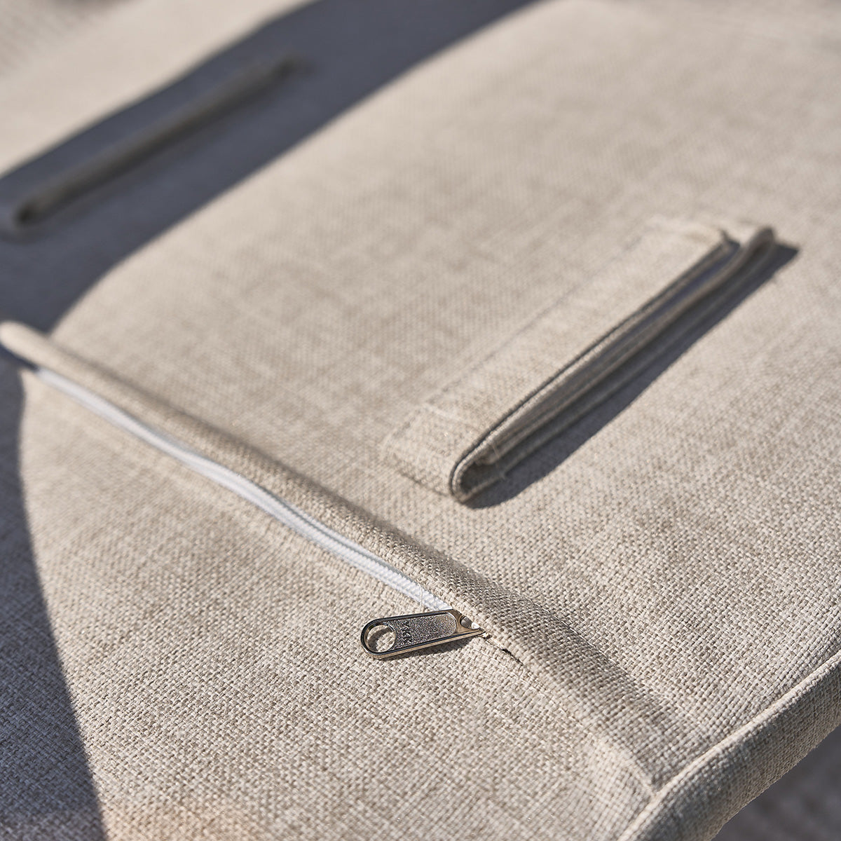 AMBRE - Gartensessel aus massivem Teakholz mit grauem Kissen