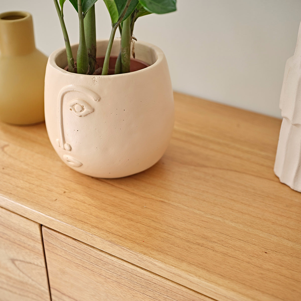 PIA - Kommode aus massivem Mindi 130 cm