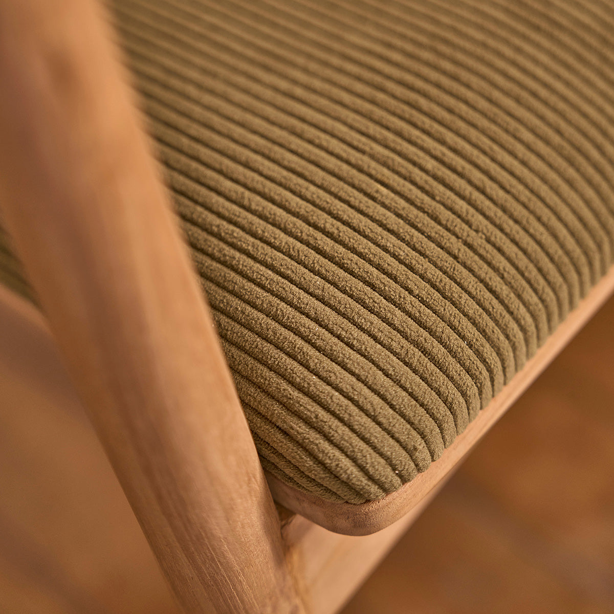 AMBRE - Stuhl aus massivem Teakholz mit Sitzfläche aus Cordsamt in Khaki-Farbe