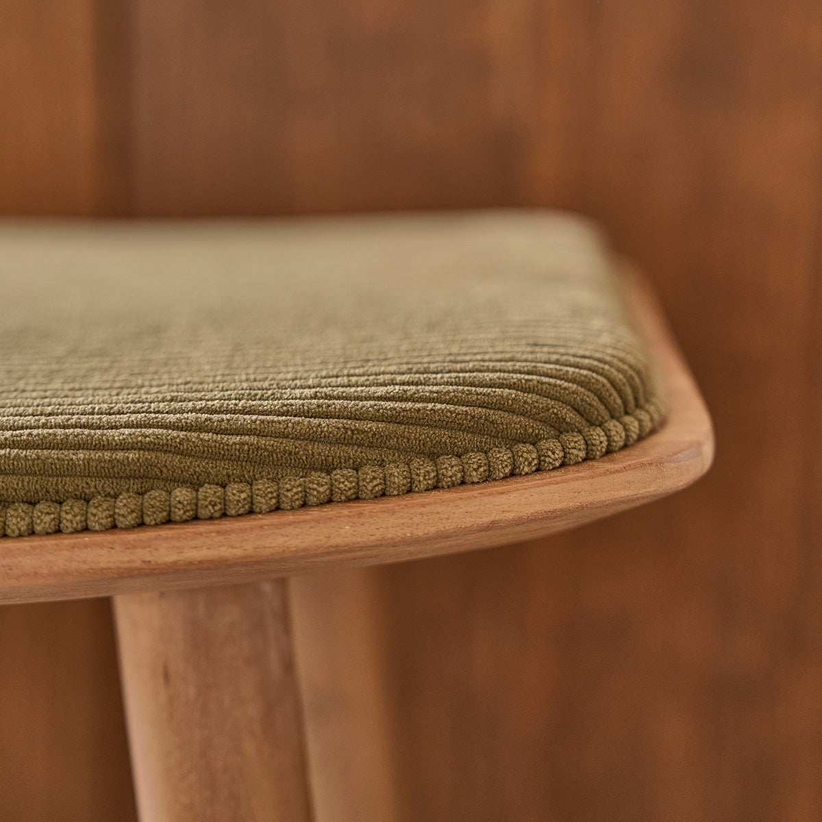 AMBRE - Hocker aus massivem Teakholz und mit Sitzfläche aus Cordsamt, 75 cm