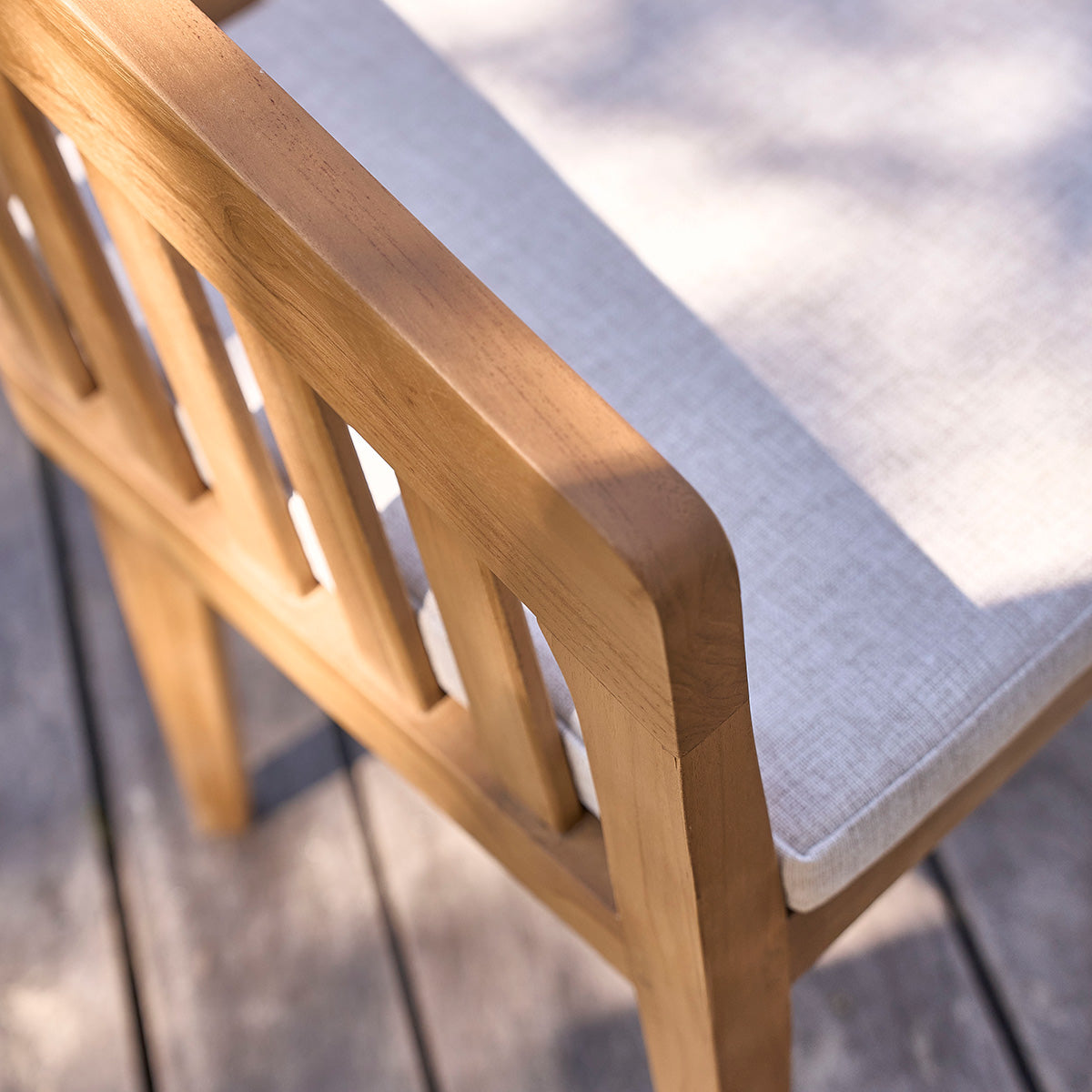 BARI - Abgerundete Gartenbank aus massivem Teakholz, 150 cm, mit Kissen