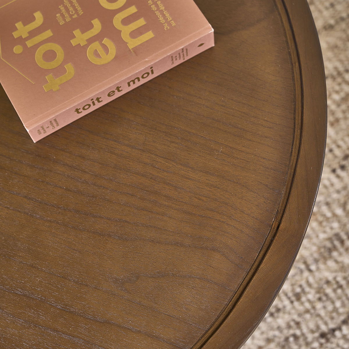 SOLÈNE - Runder Couchtisch aus massivem Mindi in Walnuss-Finish Ø 100 cm