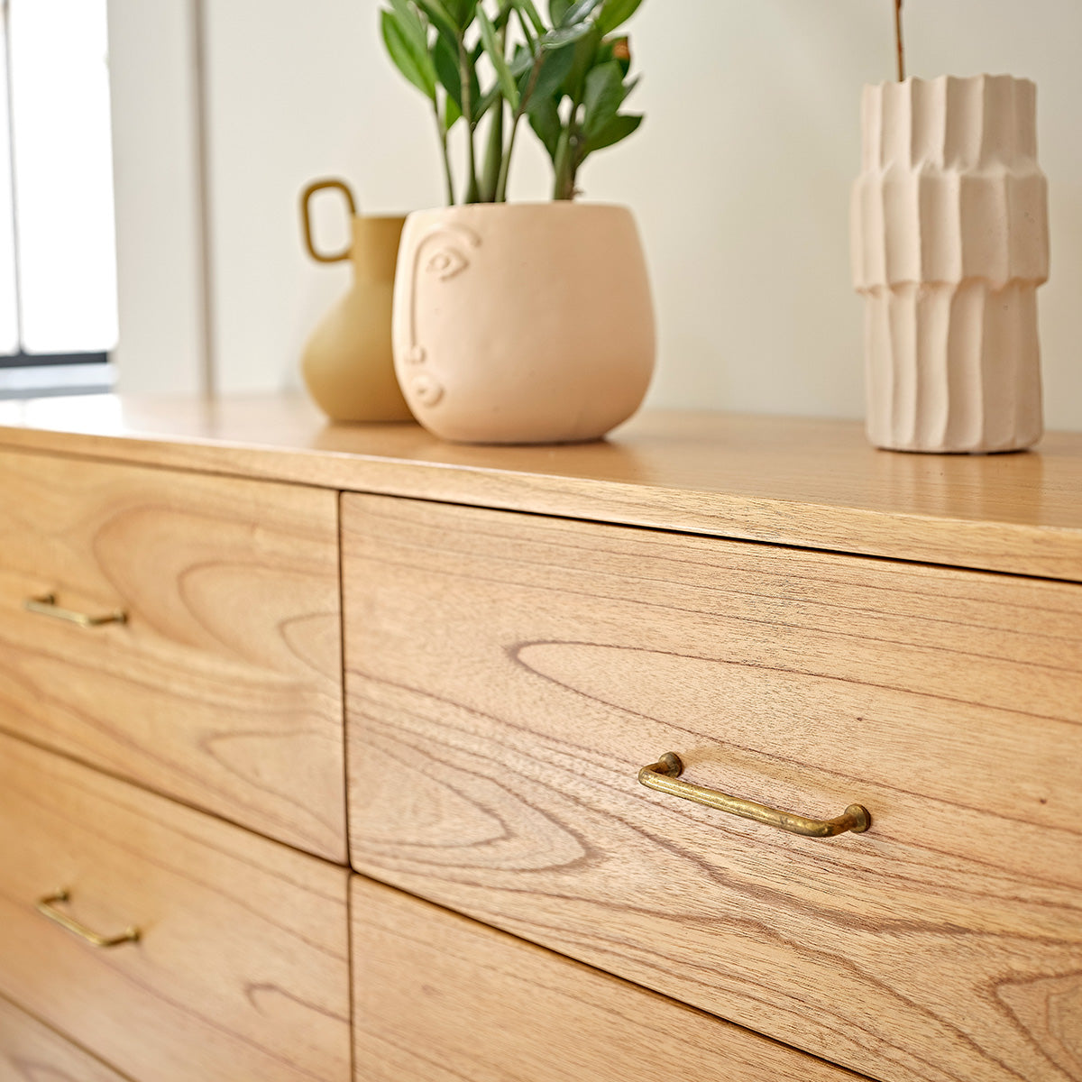 PIA - Kommode aus massivem Mindi 130 cm