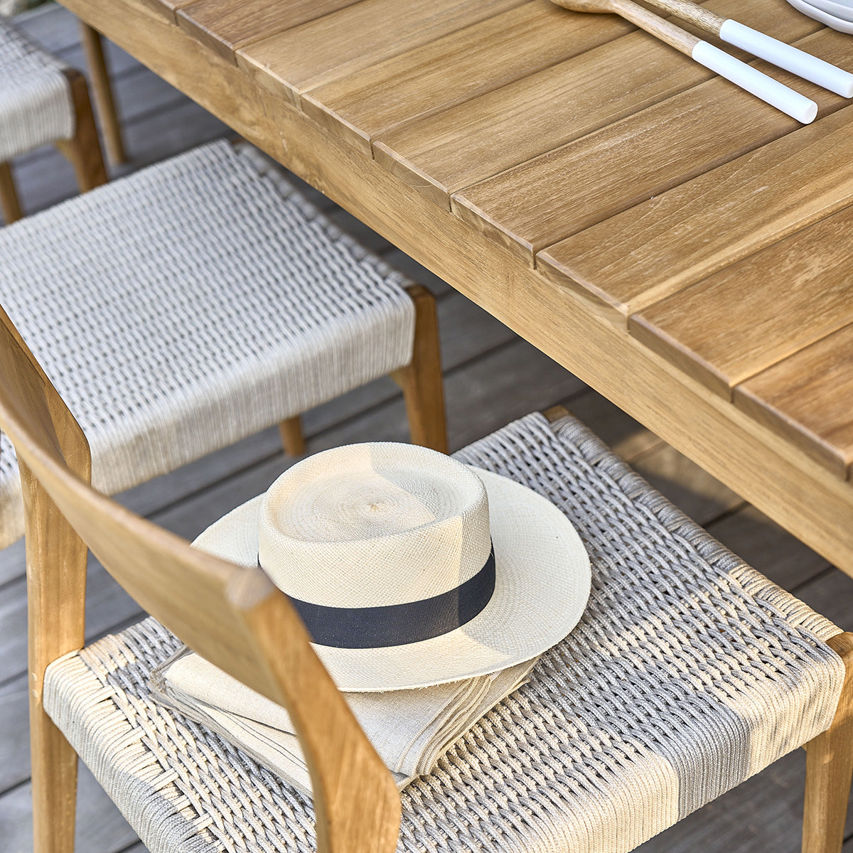 LIVIE - Gartenmöbel aus massivem Teakholz und mit beigem Seilsitz für 8 Pers.