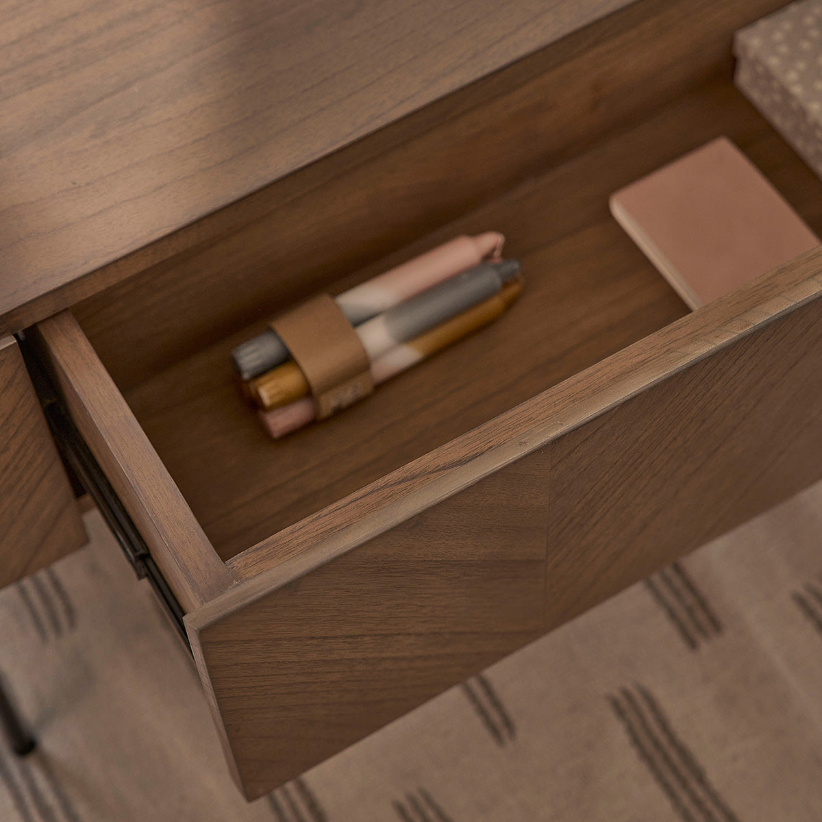 CALIX - Massiver Mindi Couchtisch mit Metallbeinen 120 cm