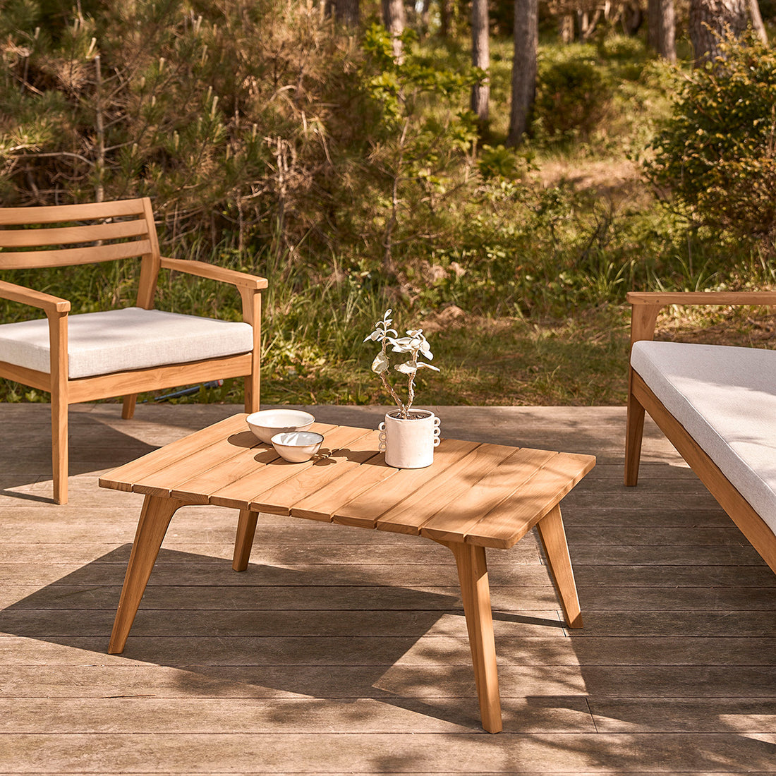 BARI - Garten-Couchtisch aus massivem Teakholz