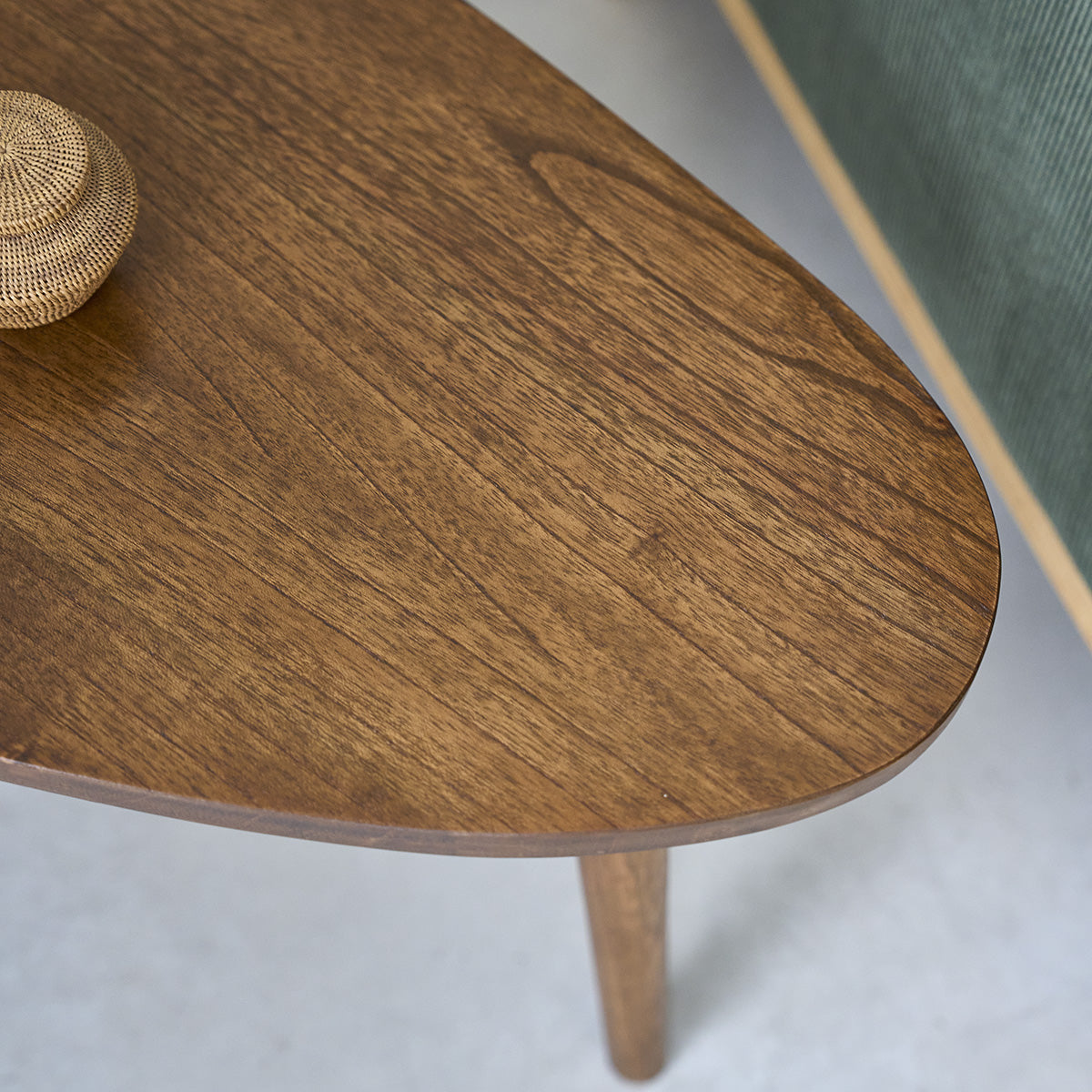 BRUNE - Couchtisch aus massivem Mindi mit Nussbaum-Oberfläche 62 cm