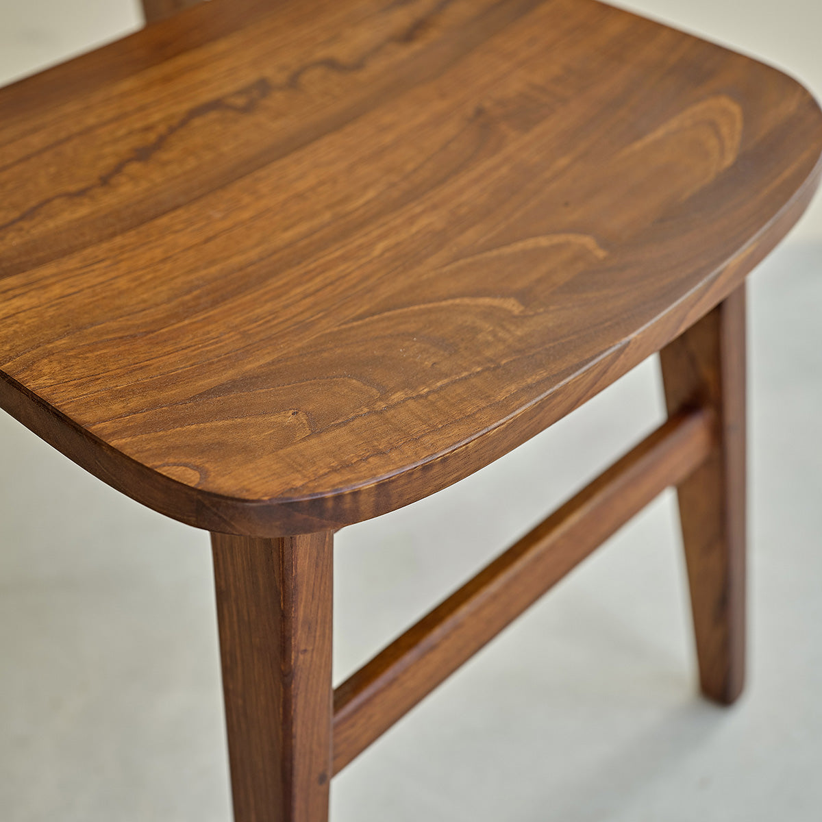 MILO - Stuhl aus massivem Mindi in Walnuss-Finish