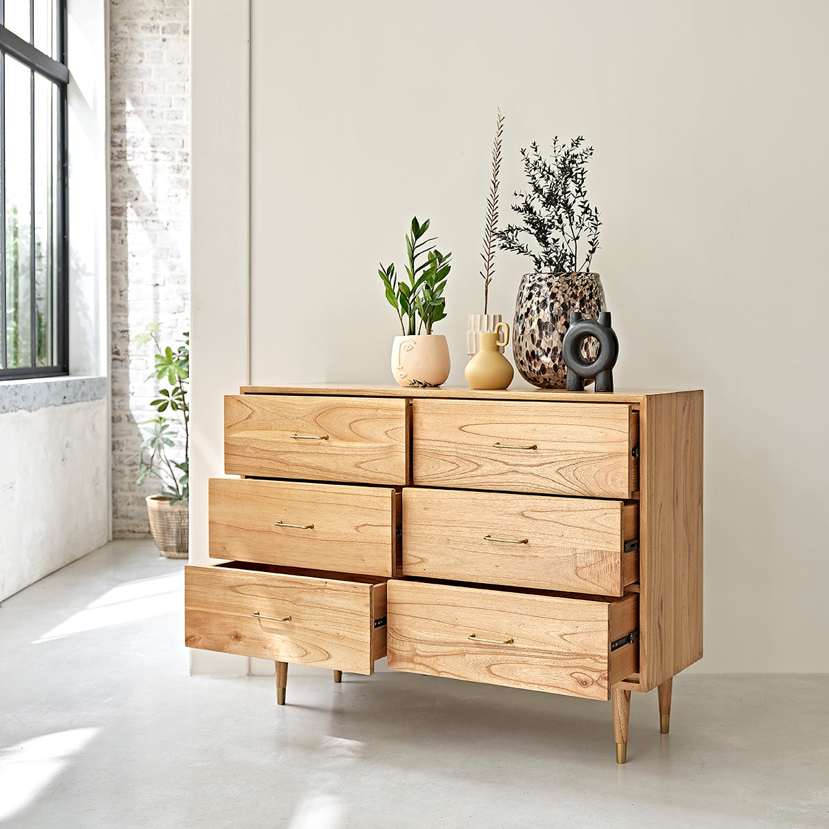 PIA - Kommode aus massivem Mindi 130 cm