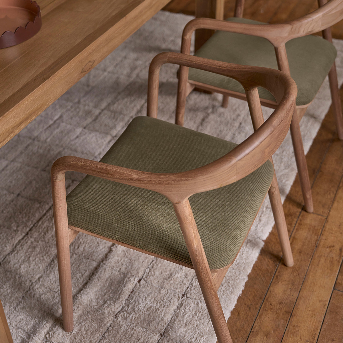 AMBRE - Stuhl aus massivem Teakholz mit Sitzfläche aus Cordsamt in Khaki-Farbe