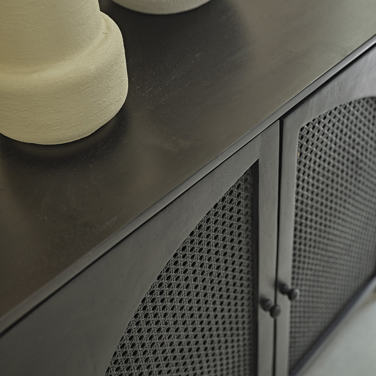 ZULMA - Buffet aus massivem Mangoholz und schwarzem Rohrgeflecht 175 cm