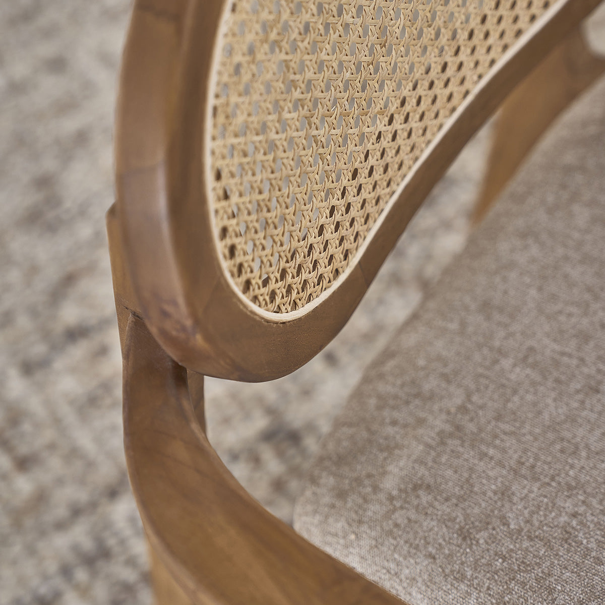 SABI - Sessel aus massivem Teakholz, Rohrgeflecht und Stoff in Greige (Kombination aus grau und beige)