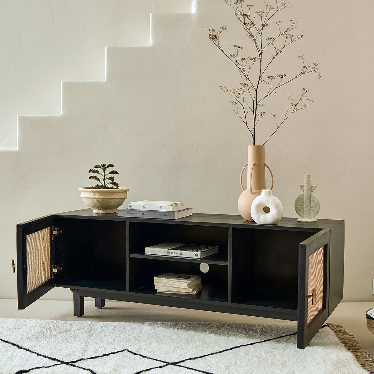 BLAISE - TV-Möbel aus massivem Mangoholz, schwarz und Rohrgeflecht 120 cm