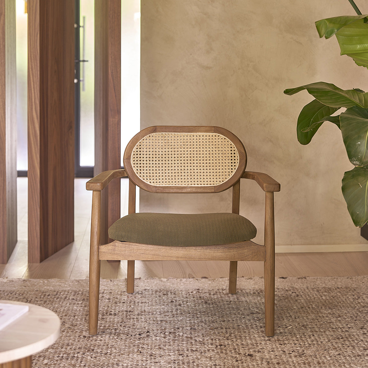 SABI - Sessel aus massivem Teakholz, Rohrgeflecht und khakifarbenem Cordstoff